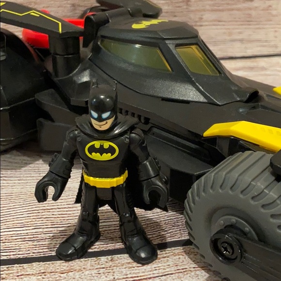 Imaginext DC Super Friends Batmobile & Batman - Picture 2 of 6